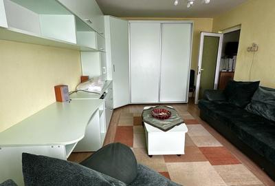 Apartament cu 2 camere decomandat în Triaj