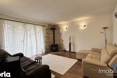 Casă cu 7 camere cu Teren 700 Mp în Petros - 11