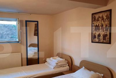 Casă cu 9 camere cu Teren 868 Mp în Central