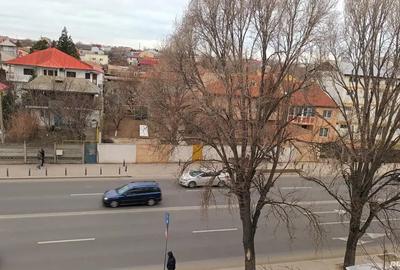 Apartament cu 2 camere decomandat în Km 5 - 3