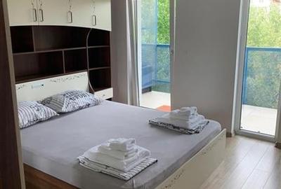 Apartament cu 3 camere semidecomandat, mobilat în Bună Ziua