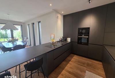 Casă cu 5 camere cu Teren 220 Mp în Central