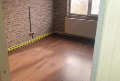 De vanzare apartament doua camere semidecomandat zona Micro 40 ,etajul 4 - 8