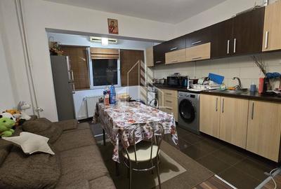 Apartament cu 3 camere semidecomandat în Torontalului