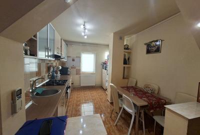 Apartament cu 3 camere decomandat, mobilat în Lipovei