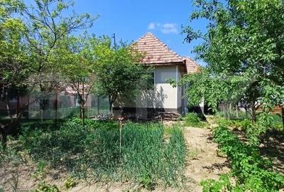 Casa renovabila de vanzare, cu 2 camere, 97 mp, zona Poiana