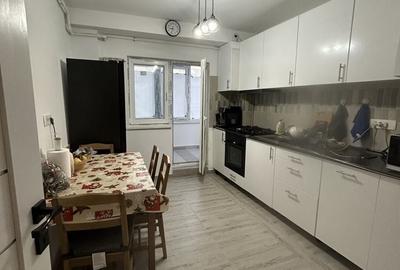 Apartament cu 3 camere semidecomandat, mobilat în Gorjului