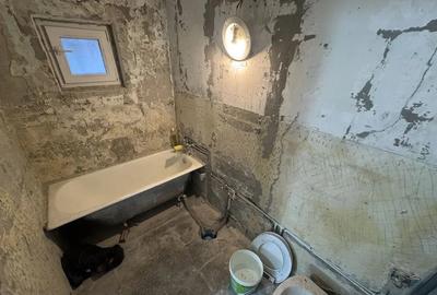 Apartament cu 3 camere decomandat în CET - 9