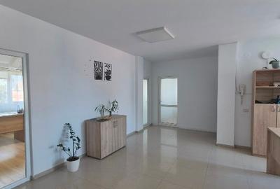 Spatiu central birouri, cabinete - 1