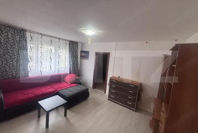 Apartament cu 3 camere semidecomandat în Micro 4 - 8