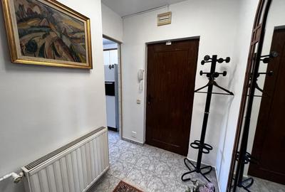 Apartament cu 3 camere semidecomandat, mobilat în P-ța Victoriei - 2