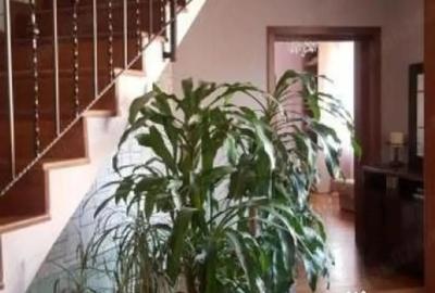 Casă cu 7 camere cu Teren 128 Mp în Central