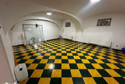 Spațiu comercial, de 130 mp, în Central - 3