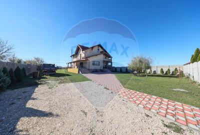 Casă cu 4 camere cu Teren 2389 Mp în Sânpetru