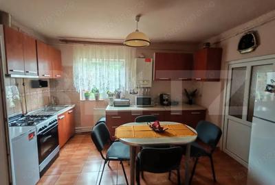 Casă cu 5 camere cu Teren 5000 Mp în Central - 2
