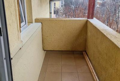 Apartament cu 3 camere decomandat în Plăvăț II - 2