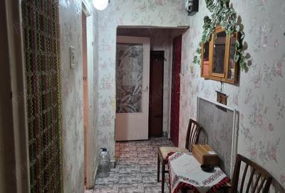 Apartament cu 3 camere semidecomandat în Central