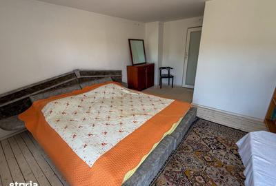 Casă cu 8 camere cu Teren 1289 Mp în Central