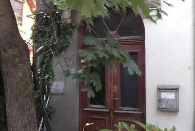 Casă cu 6 camere cu Teren 300 Mp în Vitan - 1