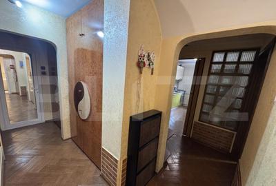 Apartament cu 4 camere decomandat, mobilat în Rovine