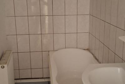 Apartament 3 camere    zona Big centru, etajul 4/4(  acoperis) decomandat cu CT. Apartament 3 camere    zona Big centru, etajul 4/4(  acoperis) decomandat cu CT. - 2