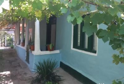 Casă cu 4 camere în Izvoarele - 2