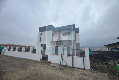 Casă individuală cu 4 camere cu Canalizare în Cristian - 2