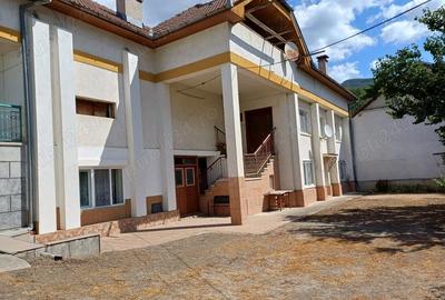 Casă cu 6 camere în Central - 2