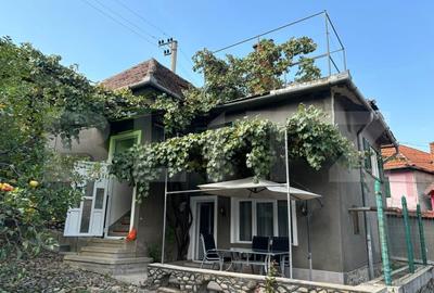 Casa spatioasa de vanzare in Rasinari, Sibiu - 4 camere, pivnita, demisol, curte - 1