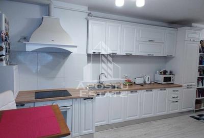 Apartament cu 2 camere, semidecomandat, bloc nou, zona Soarelui