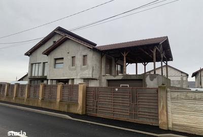 Casă cu 4 camere cu Teren 293 Mp în Central - 1