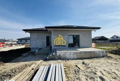 Casă cu 4 camere în Olteni