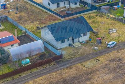 Casă cu 4 camere cu Teren 476 Mp în Sânpetru - 1