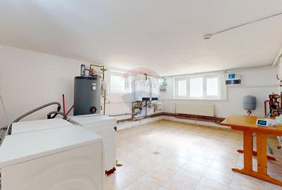 Casă individuală cu 10 camere cu Teren 710 Mp în Central - 30