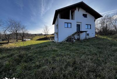 Casă cu 7 camere decomandat cu Teren 1600 Mp în Groși