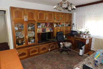 Apartament cu 4 camere semidecomandat, mobilat în Circumvalațiunii