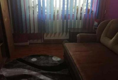 Apartament cu 2 camere semidecomandat în Petrila