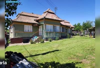 Casă cu 3 camere semidecomandat cu Teren 700 Mp în Iara