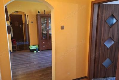 Apartament cu 3 camere semidecomandat, mobilat în Centrul Civic
