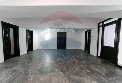 Spațiu comercial, de 2,300 mp, în Central - 15