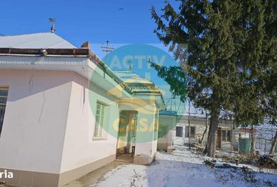 Casă cu 4 camere cu Teren 1500 Mp în Central - 1