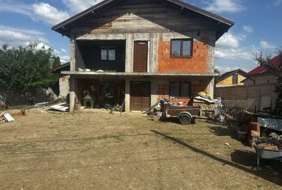 Casă cu 4 camere în Șendreni