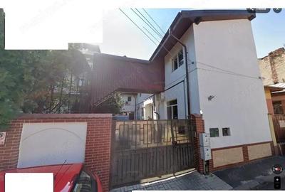 Casă cu 6 camere cu Teren 200 Mp în Parcul Carol