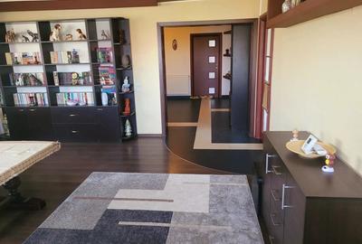 Inchiriez apartament cu 3 camere