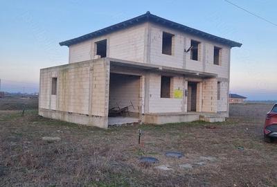 Casă cu Teren 1000 Mp în Central