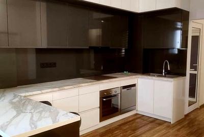 Apartament cu 3 camere semidecomandat, mobilat în Central