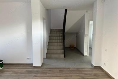 Casă cu 4 camere în Dumbrăvița