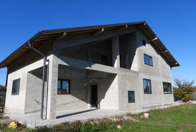 Casă cu 4 camere cu Teren 800 Mp în Nisipoasa - 1