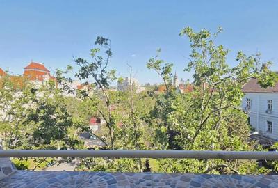 Apartament cu 3 camere semidecomandat în Central - 1