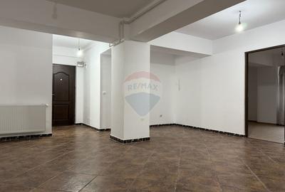 Apartament cu 3 camere de vanzare cu loc de parcare, Calea Barladului - 1